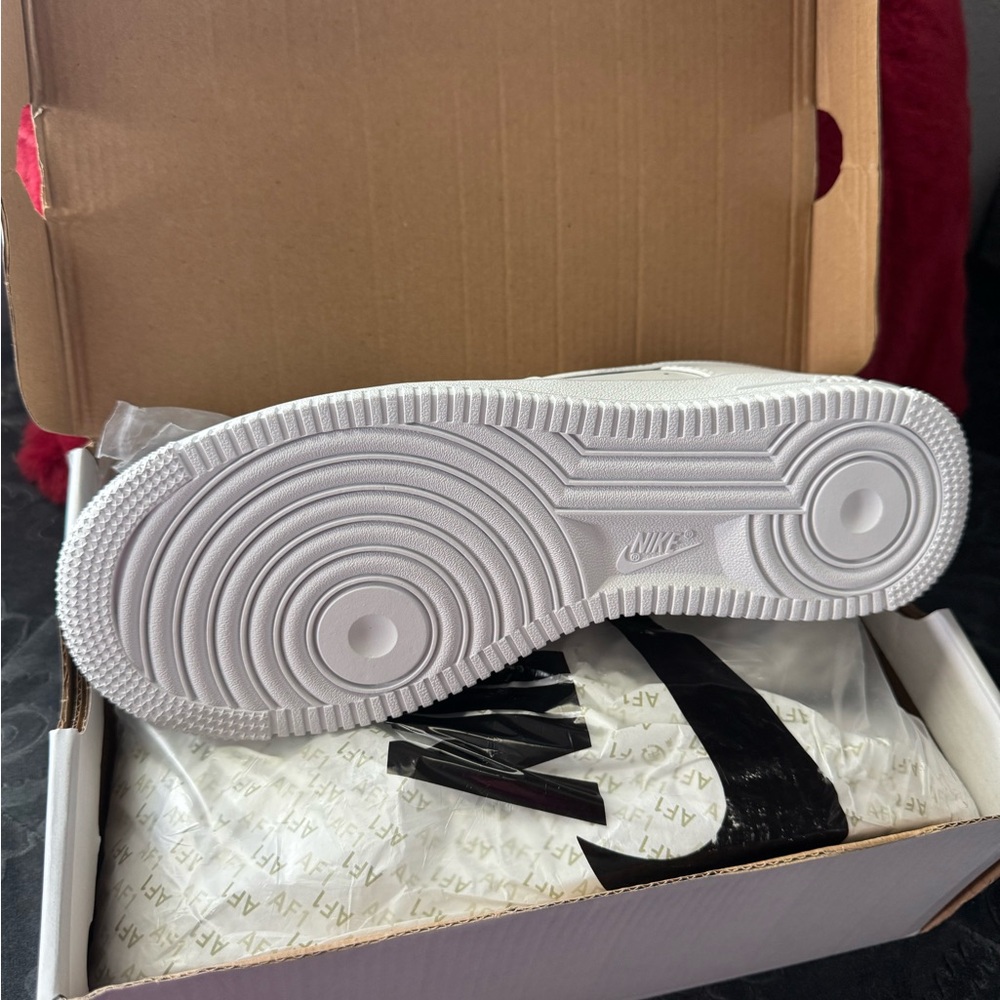 Air Force 1 in Crisp White - Picture 3 of 4